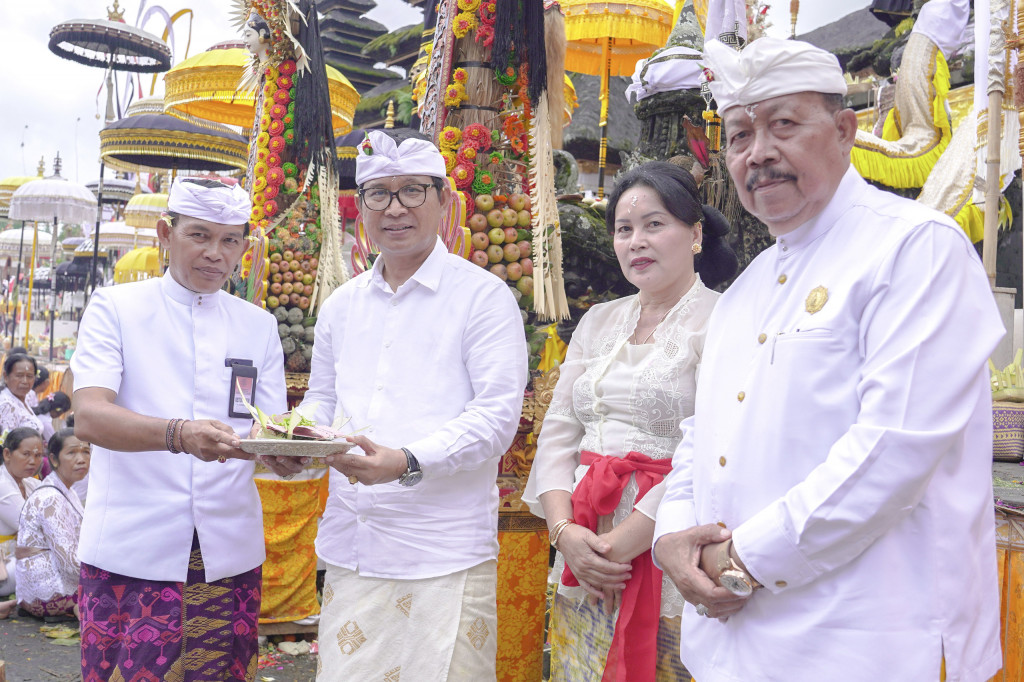 Badung Punia Rp 100 Juta Dalam Bhakti Penganyaran di Besakih